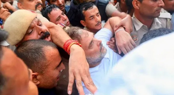 আটক প্রিয়াঙ্কা-অখিলেশ, রক্তাক্ত রাহুল গান্ধী