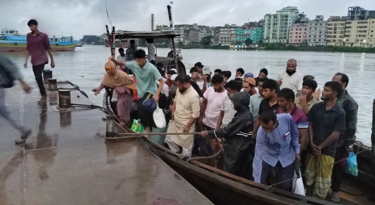 বৃষ্টির মধ্যেও থেমে নেই কর্মব্যস্ততা