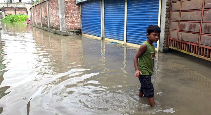 বেড়িবাধেঁর ভেতর কৃত্রিম জলাবদ্ধতা
