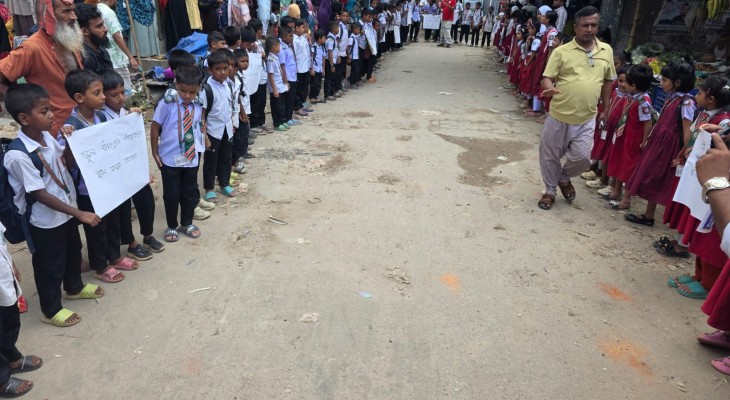 শিক্ষা উপকরণ লুট মাদকসেবীদের