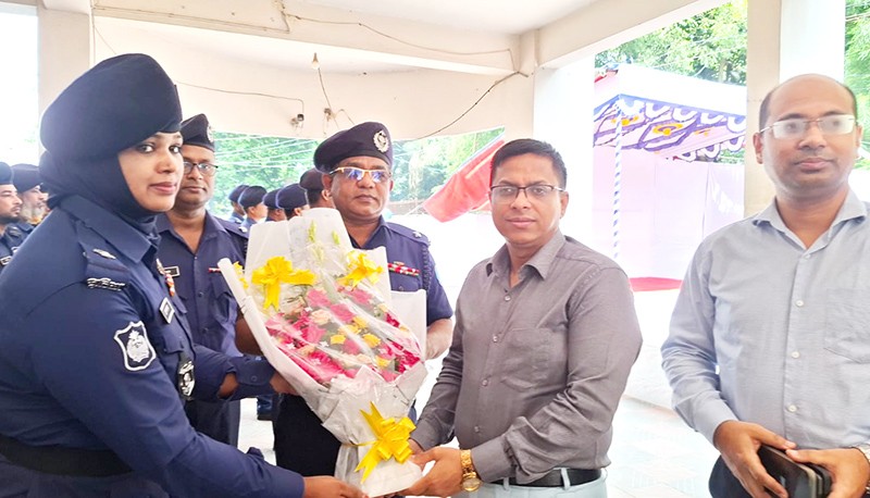 ফতুল্লা মডেল থানা পরিদর্শণে জেলা প্রশাসক