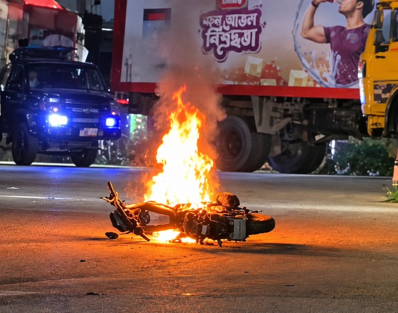 রূপগঞ্জে যুবদল -ছাত্রলীগের নেতাকর্মীদের সংঘর্ষে ফাঁকা গুলিবর্ষণ 