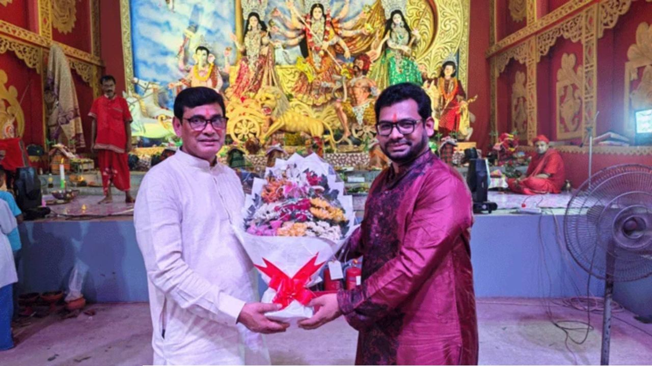 মণ্ডপ পরিদর্শনে ভারতের উপ-হাইকমিশনার