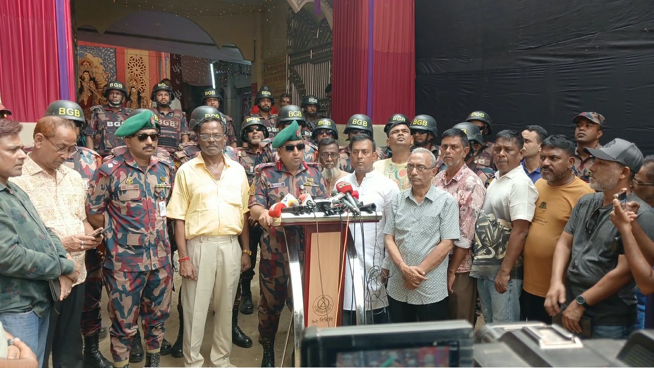 দুর্গাপূজার নিরাপত্তায় শহরে বিজিবির টহল