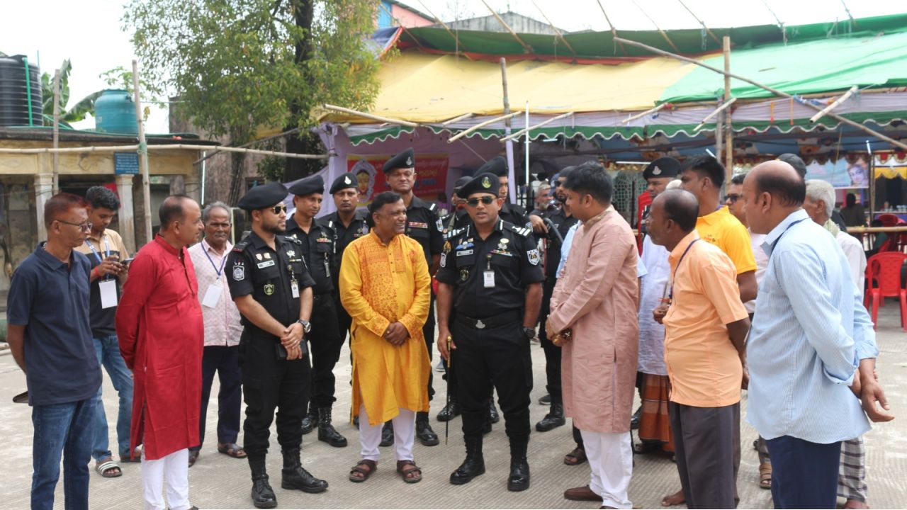 বিভিন্ন পূজামণ্ডপ পরিদর্শনে এসআরবি অধিনায়ক
