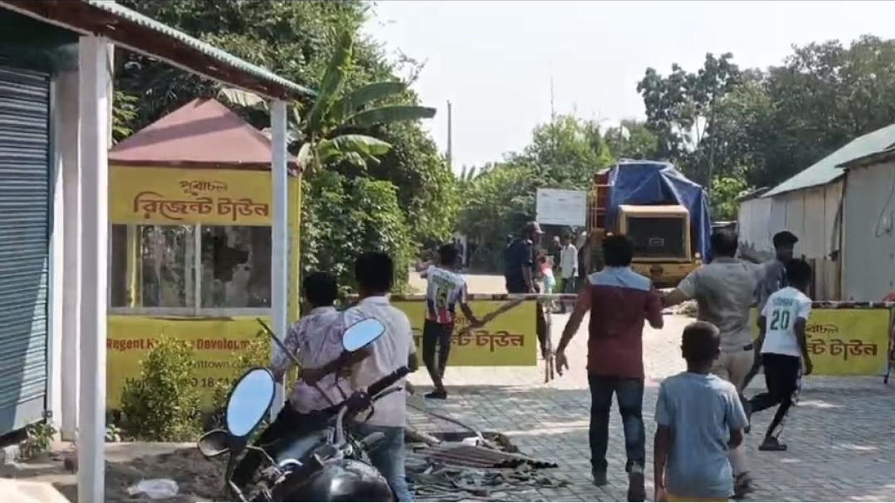 আবাসন প্রকল্পের বিরুদ্ধে বিক্ষোভ, ভাঙচুর