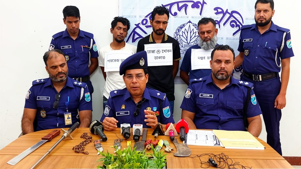 দেশীয় অস্ত্রসহ ৩ ডাকাত গ্রেপ্তার