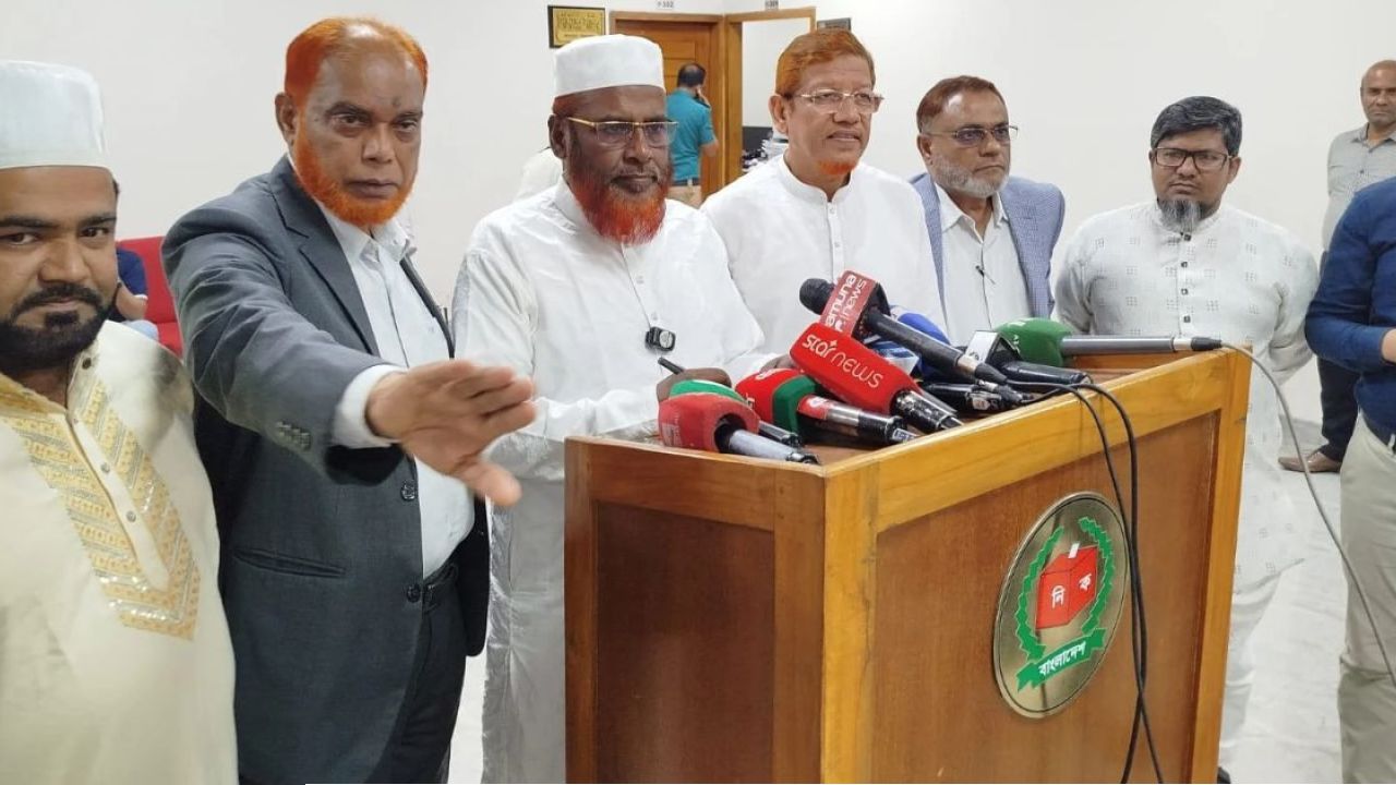 ‘রাজনৈতিক চাপের কাছে অসহায় ইসি’