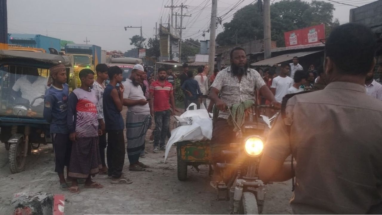 বাস-ট্রাকের সংঘর্ষে প্রাণ গেল বাবা-ছেলের