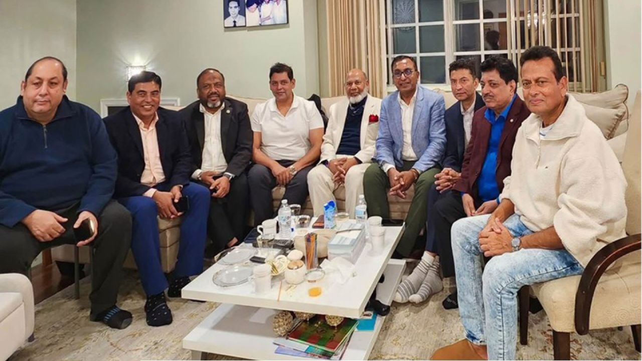 নিউইয়র্কে  দীপু ভূঁইয়ার পাশে অগা মিঠু!