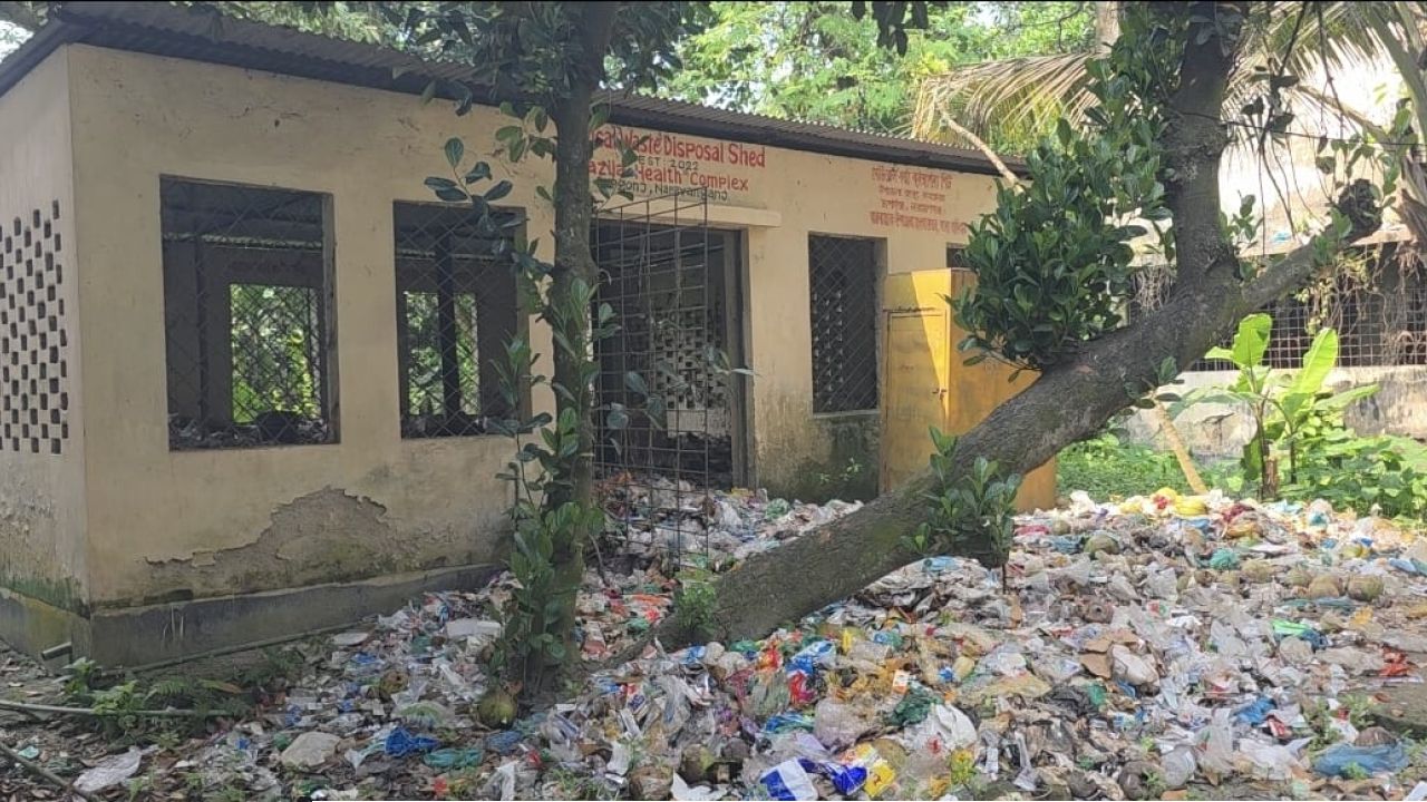 উপজেলা স্বাস্থ্য কমপ্লেক্সে ময়লার স্তূপ