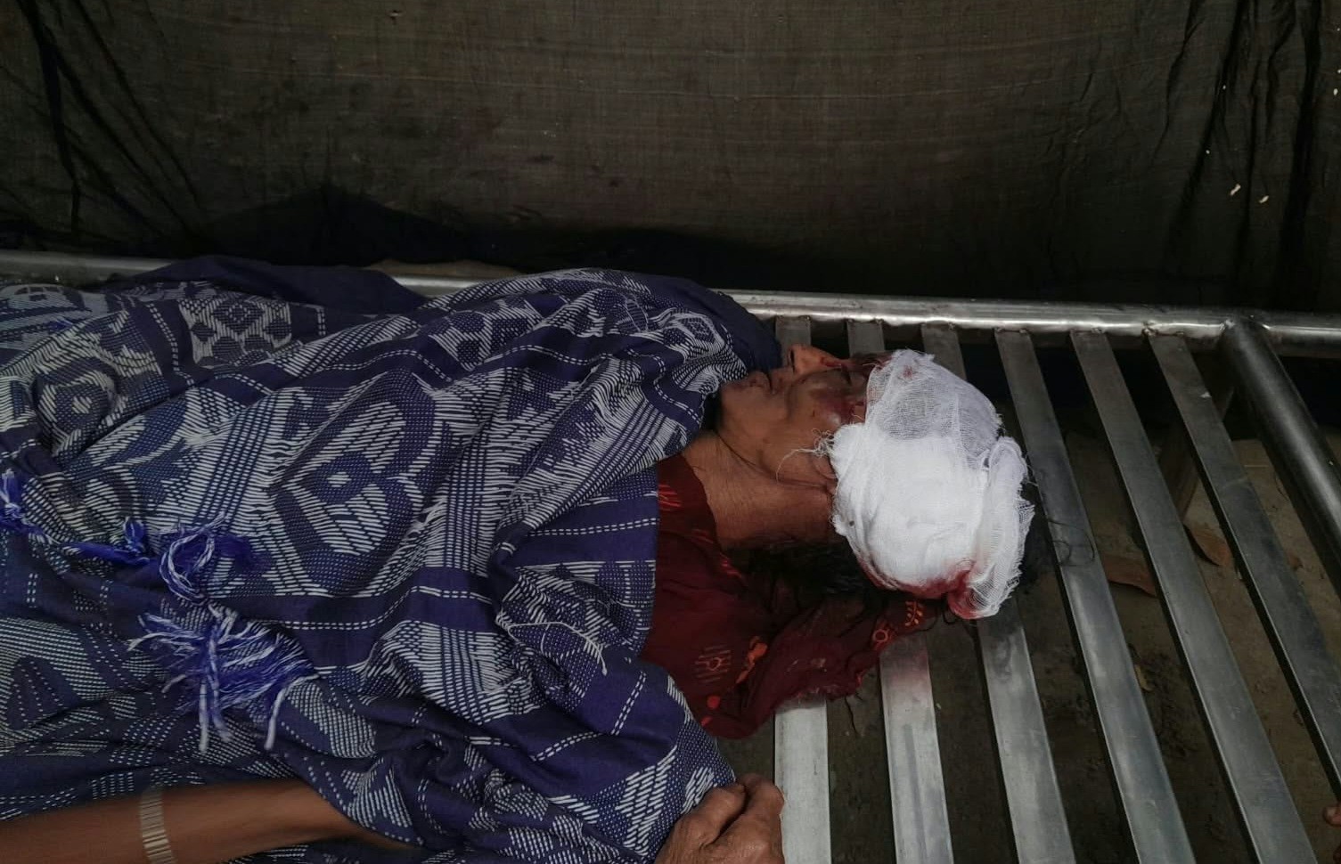 আড়াইহাজার: অটোরিকশার এক ধাক্কায় বৃদ্ধা কবরে, শিশু হাসপাতালে