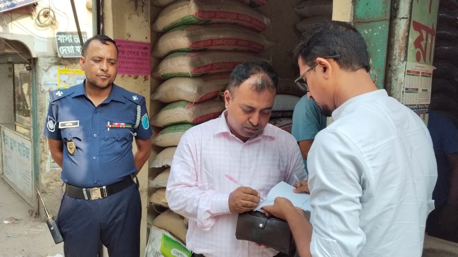 সোনারগাঁয়ে তিন ব্যবসায়ীকে ভ্রাম্যমান আদালতে জরিমানা