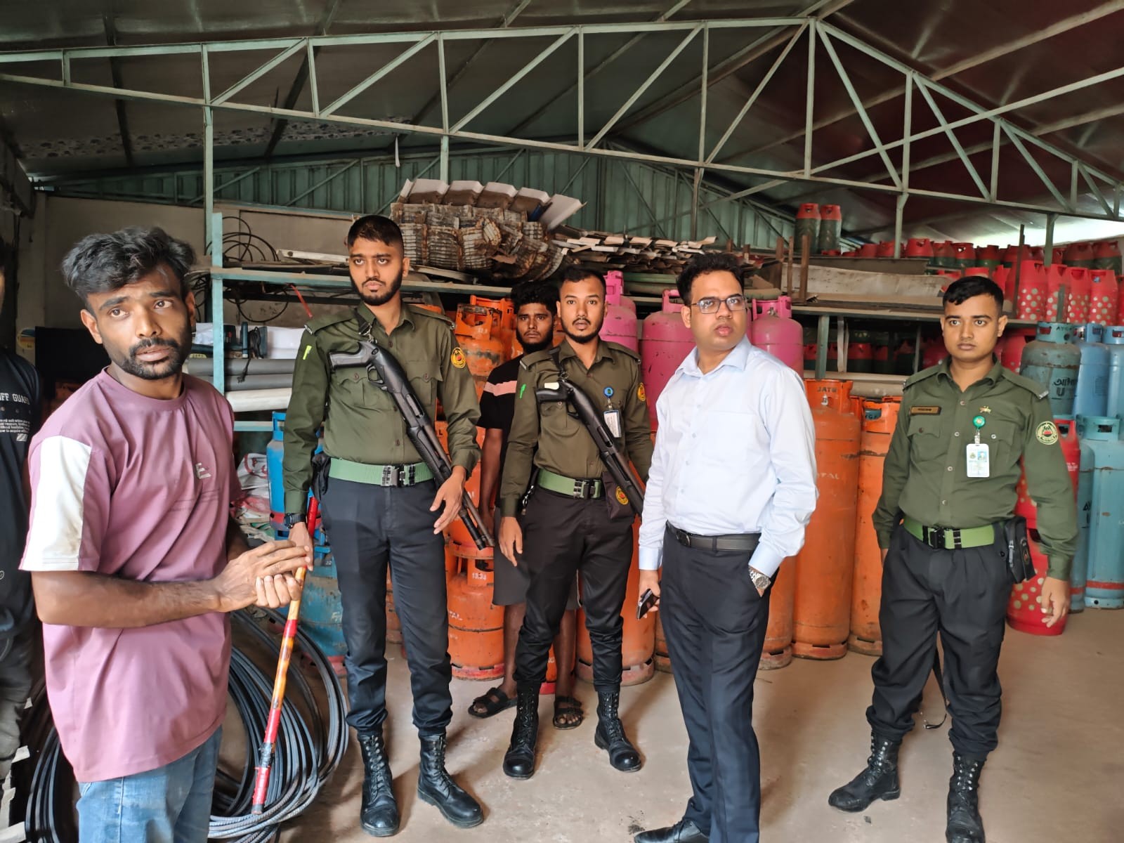 বেশি দামে এলপিজি বিক্রি, জরিমানা