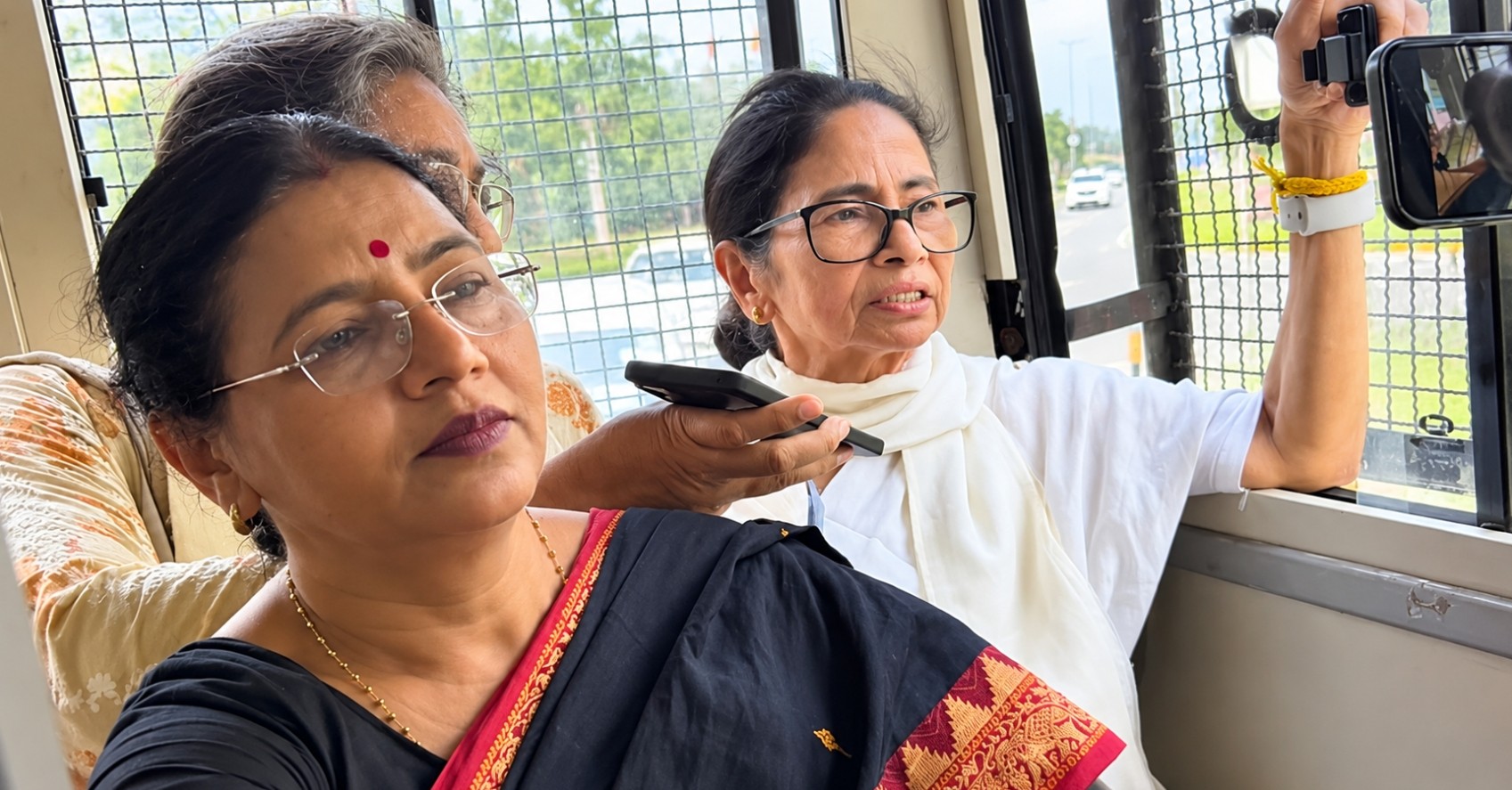 দিল্লিতে তৃণমূল নেত্রী মমতা বন্দ্যোপাধ্যায় আটক