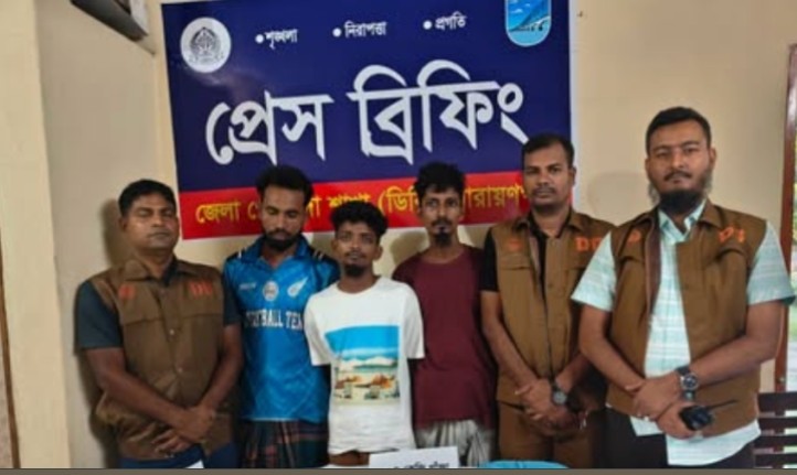 ফতুল্লায় ৪ কেজি গাঁজাসহ ‘কোবরা বাহিনী’র ৩ সদস্য গ্রেপ্তার