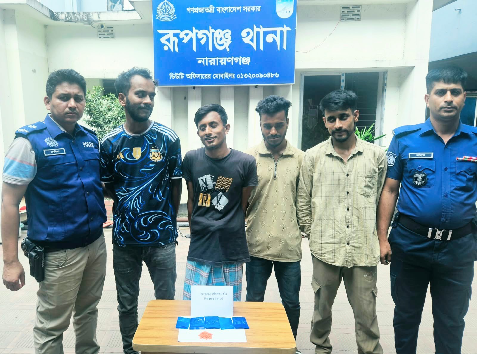 পরিত্যক্ত দোকান থেকে ইয়াবাসহ গ্রেপ্তার ৪